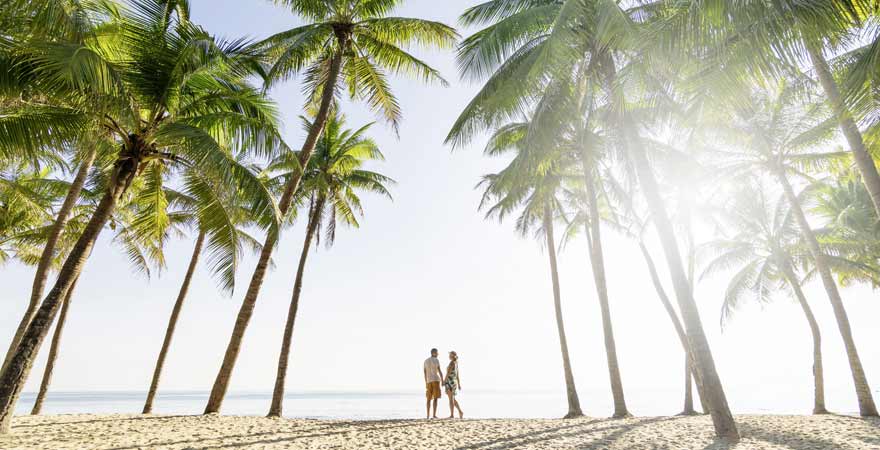 Paar am Strand auf den Malediven