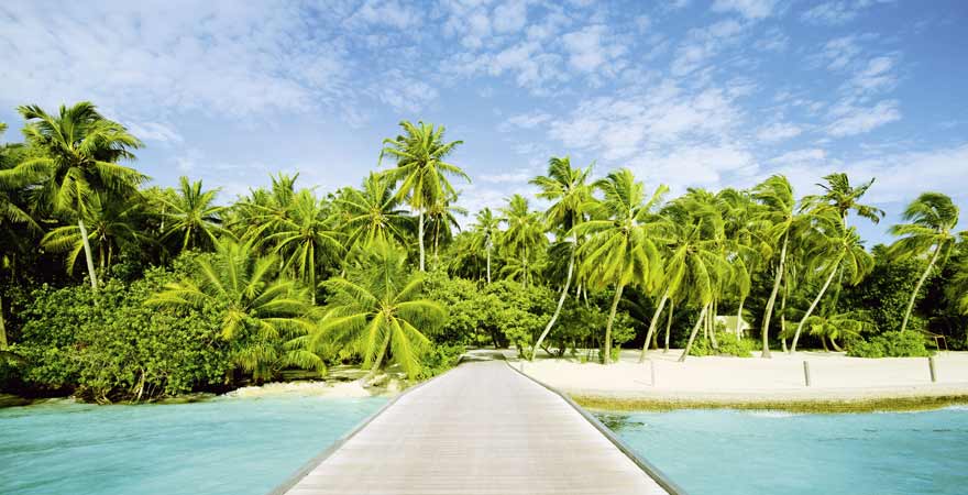 Steg an einem Strand auf den Malediven