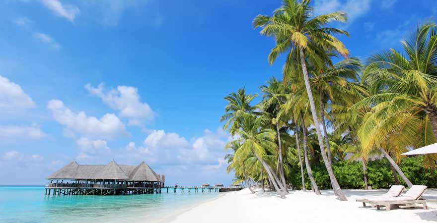 Strand mit Wasserbungalows auf den Malediven