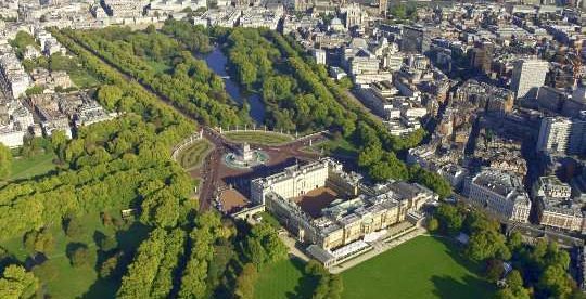 Luftaufnahme vom Buckingham Palace und London