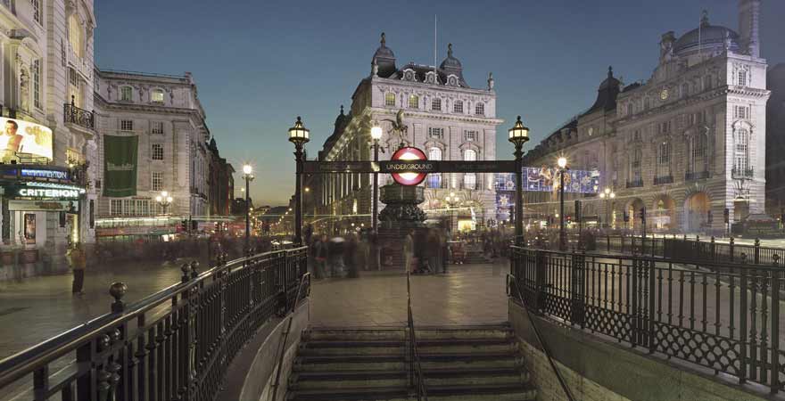 Eingang zur Ubahn Station am Picadilly Circus in London