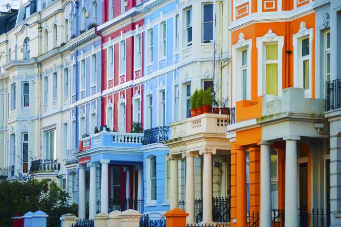 Viktorianische Häuser mit bunten Fassaden an der Portobello Road in London