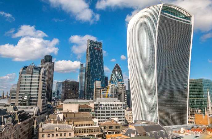 Ein Blick über die Skyline der Londoner City mit dem Walkie Talkie im Vordergrund