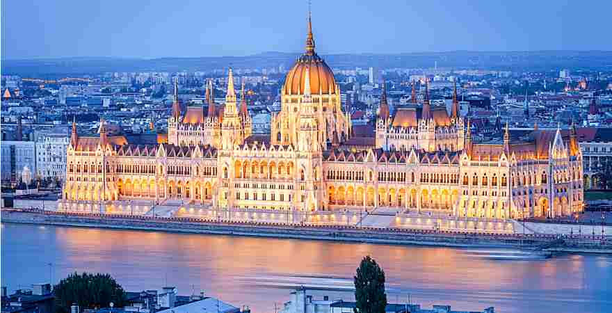 Blick auf das Parlamentsgebäude in Budapest