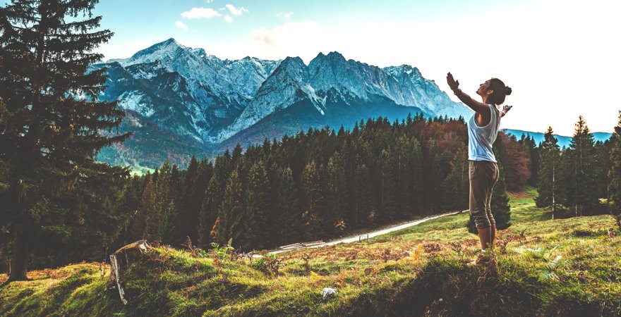 Frau freut sich ueber bergblick