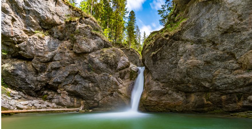 Wasserfall stürzt über felsklippe