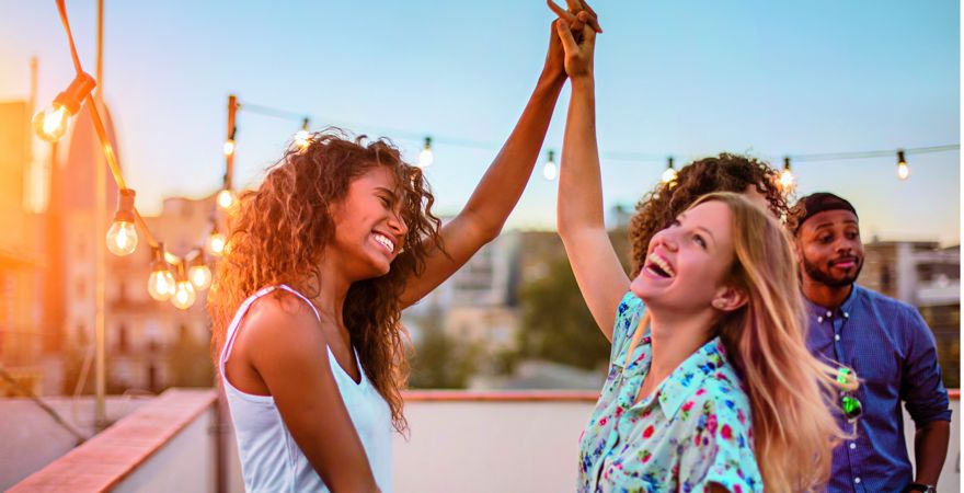 Zwei junge Frauen feiern