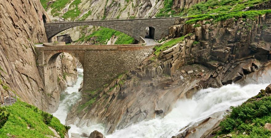 Zwei steineren Brück überspannen eine schlucht