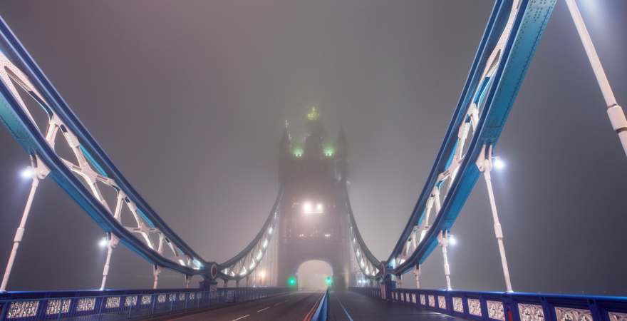 die tower bridge inm nächtlichen nebel