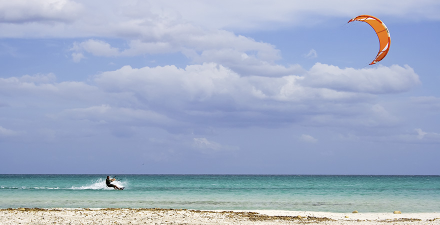 Kitesurfer im Wasser auf Djerba