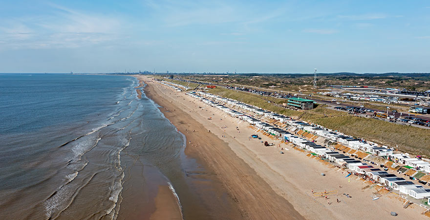 Luftaufnahme vom Strand in Zandvoort in den Niederlanden