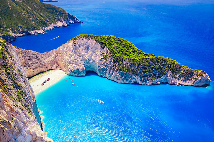 Blick auf die malerische Insel Zakynthos in Griechenland mit türkisblauem Wasser und grünen Hügeln. Blick auf die malerische Insel Zakynthos in Griechenland mit türkisblauem Wasser und grünen Hügeln.