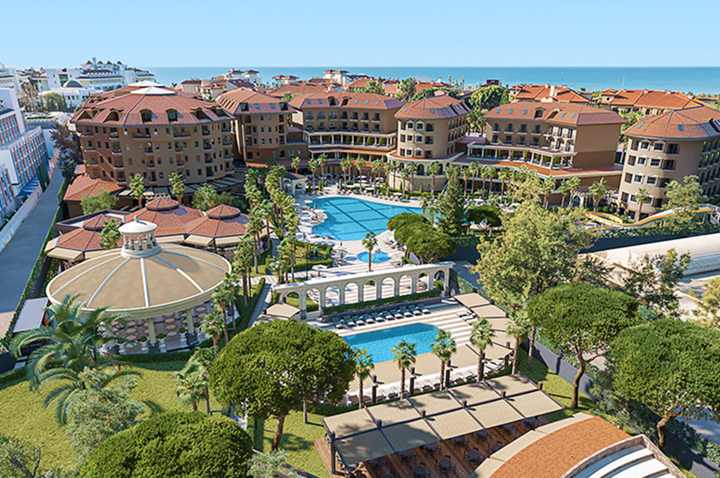 Großer Resortbereich mit Pool und Strand, umgeben von einem Hotel, ideal für Entspannung und Freizeitaktivitäten. Großer Resortbereich mit Pool und Strand, umgeben von einem Hotel, ideal für Entspannung und Freizeitaktivitäten.