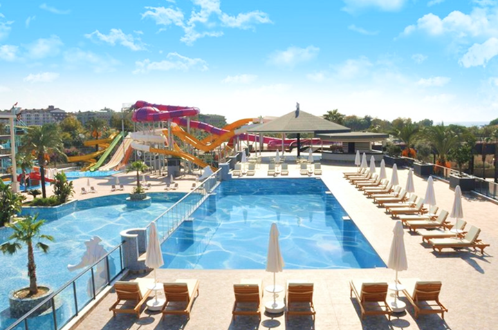 Ein Hotelpool mit Sonnenliegen und aufregenden Wasserrutschen, ideal für entspannende Tage und Spaß im Wasser. Ein Hotelpool mit Sonnenliegen und aufregenden Wasserrutschen, ideal für entspannende Tage und Spaß im Wasser.