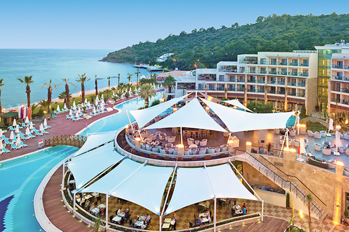 Blick auf ein Hotelresort mit einem glitzernden Pool und einem malerischen Strandbereich, perfekt für einen Urlaub. Blick auf ein Hotelresort mit einem glitzernden Pool und einem malerischen Strandbereich, perfekt für einen Urlaub.