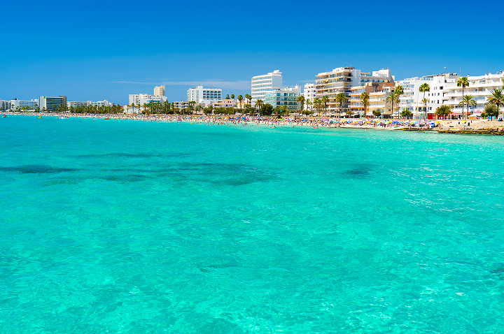Ein klarer blauer Ozean erstreckt sich bis zum Horizont unter einem strahlend blauen Himmel. Ein klarer blauer Ozean erstreckt sich bis zum Horizont unter einem strahlend blauen Himmel.