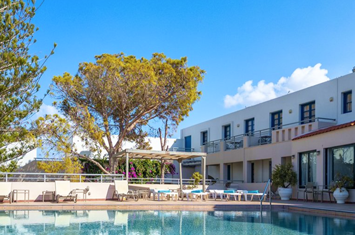 Ein Hotel mit einem schönen Poolbereich und gemütlichen Liegen zum Entspannen. Ein Hotel mit einem schönen Poolbereich und gemütlichen Liegen zum Entspannen.