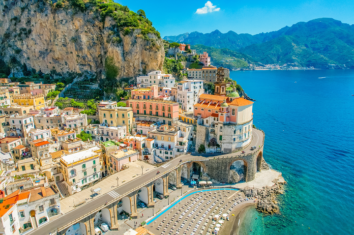 Atemberaubende Aussicht auf die Amalfi-Küste in Italien mit bunten Häusern und klarem, blauem Wasser. Atemberaubende Aussicht auf die Amalfi-Küste in Italien mit bunten Häusern und klarem, blauem Wasser.