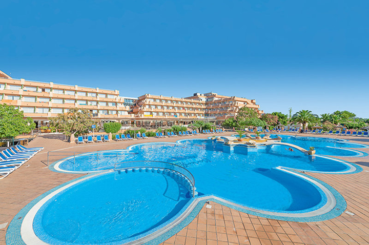 Großer Hotelpool mit bequemen Liegen und Sonnenbetten, ideal zum Entspannen und Sonne tanken. Großer Hotelpool mit bequemen Liegen und Sonnenbetten, ideal zum Entspannen und Sonne tanken.