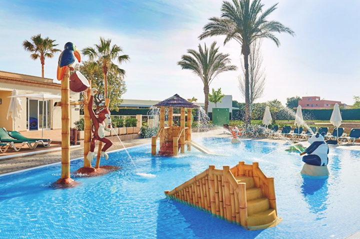 Entspannender Poolbereich mit Liegen und Schirmen vor einem Hotel, perfekt für einen sonnigen Tag am Wasser. Entspannender Poolbereich mit Liegen und Schirmen vor einem Hotel, perfekt für einen sonnigen Tag am Wasser.