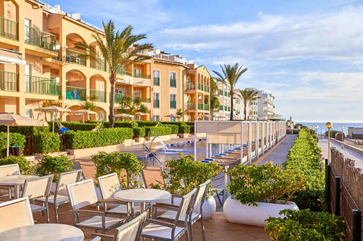 Hotel mit Blick auf den Strand und den Ozean, perfekt für einen traumhaften Urlaub am Wasser Hotel mit Blick auf den Strand und den Ozean, perfekt für einen traumhaften Urlaub am Wasser