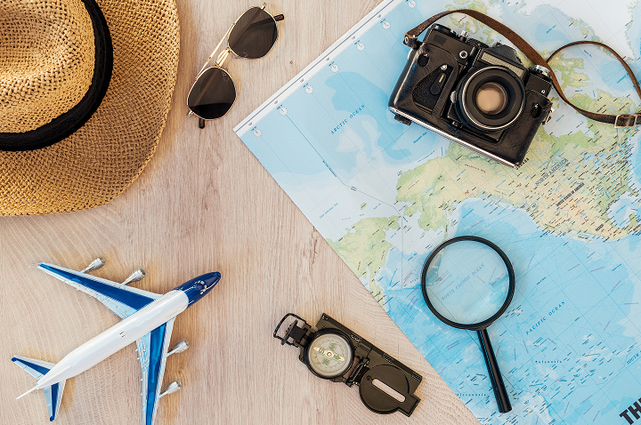 Hut, Weltkarte und Kamera liegen auf einem Tisch bei der Planung der nächsten Reise. Hut, Weltkarte und Kamera liegen auf einem Tisch bei der Planung der nächsten Reise.