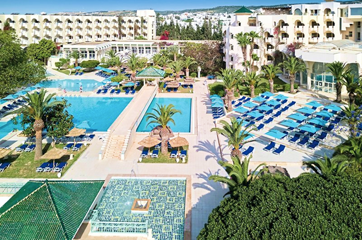 Hotelansicht mit einem einladenden Pool und Sonnenliegen für Gäste. Hotelansicht mit einem einladenden Pool und Sonnenliegen für Gäste.