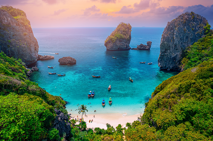 Wunderschöner Strand von Koh Phi Phi, Thailand, mit klarem Wasser und üppigen Palmen im Hintergrund. Wunderschöner Strand von Koh Phi Phi, Thailand, mit klarem Wasser und üppigen Palmen im Hintergrund.